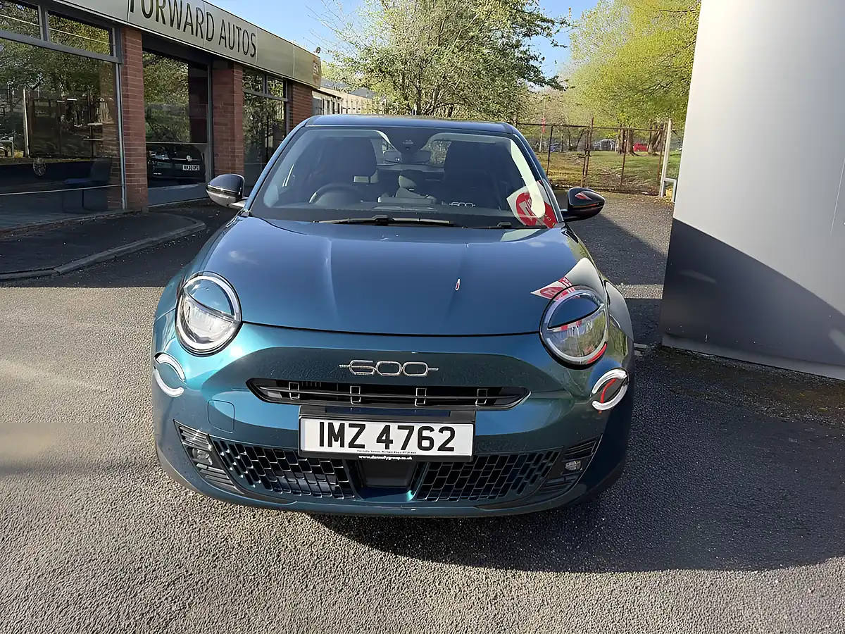Used 2025 Fiat 600 Base 5DR Green - Front View