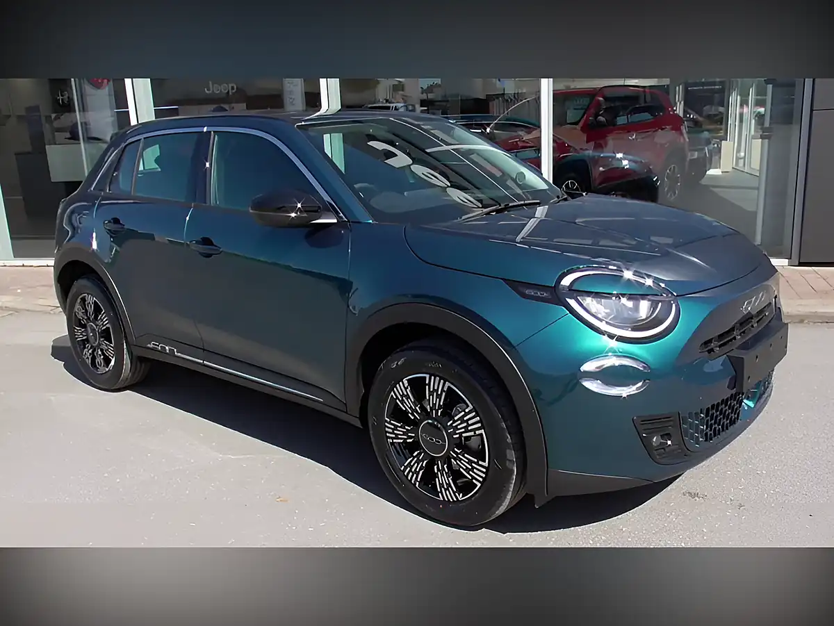 Used 2025 Fiat 600 Green - Front View
