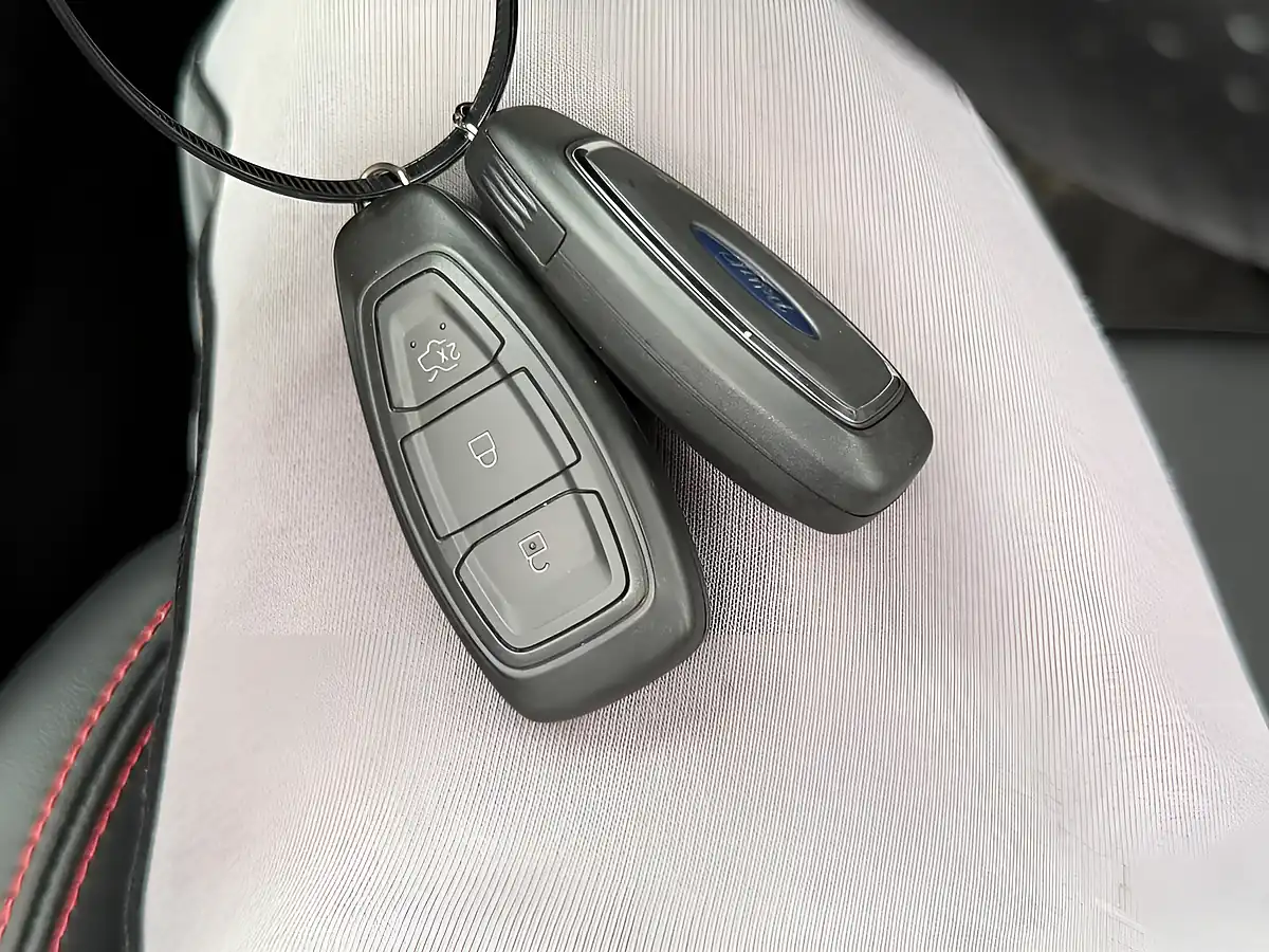 Used 2025 Ford Kuga ST-Line X Silver - Interior and Exterior details 20