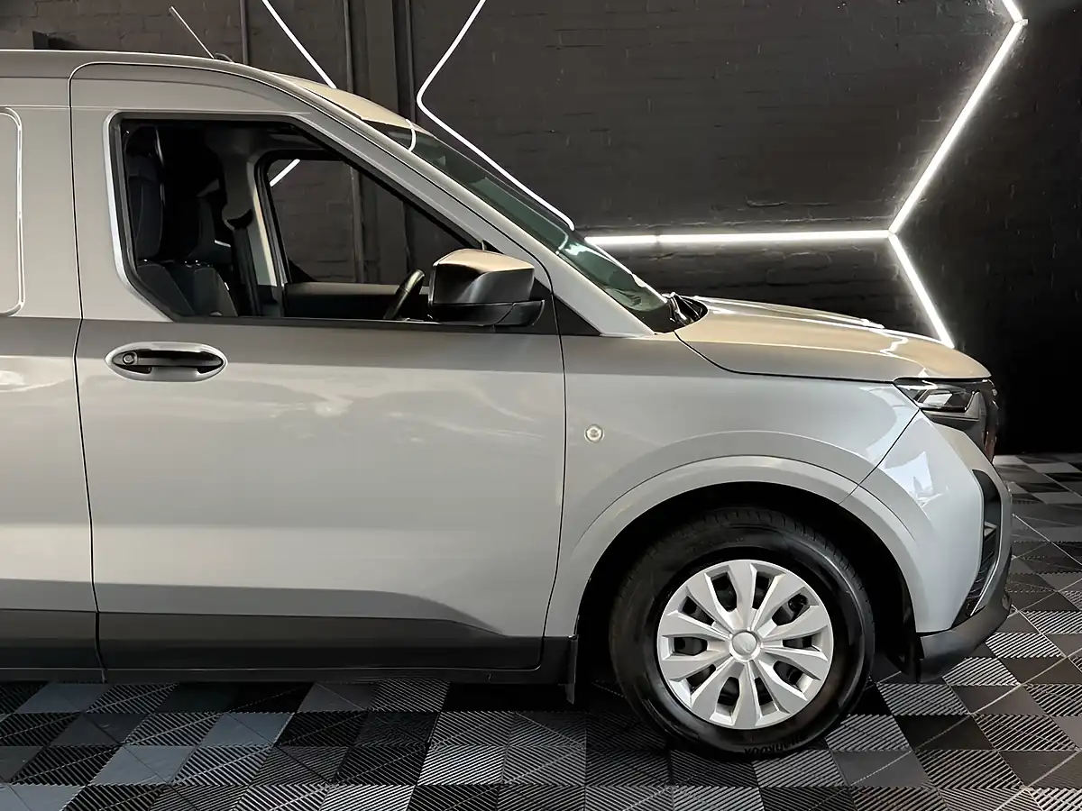 Used 2025 Ford Transit Courier Trend Silver - Interior and Exterior details 18