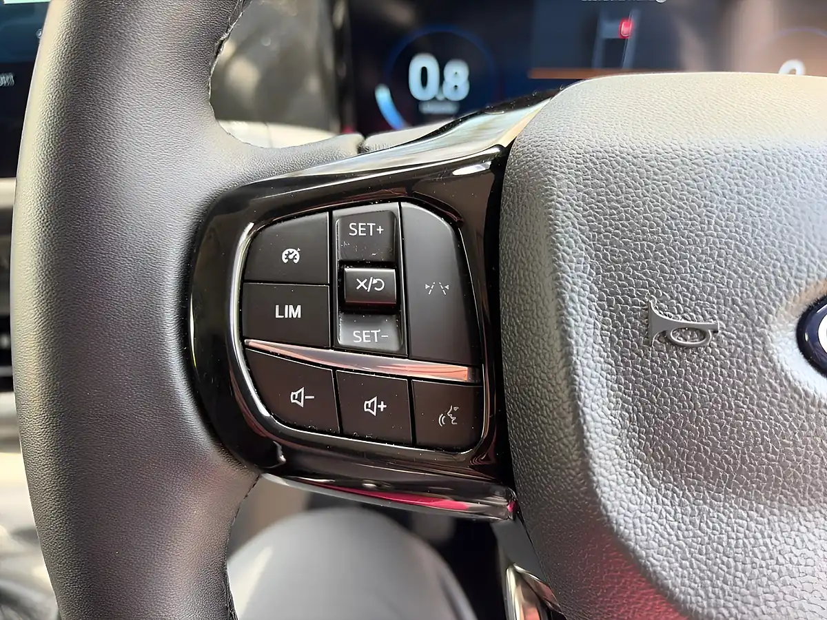 Used 2025 Ford Transit Custom Limited Frozen White - Interior and Exterior details 17