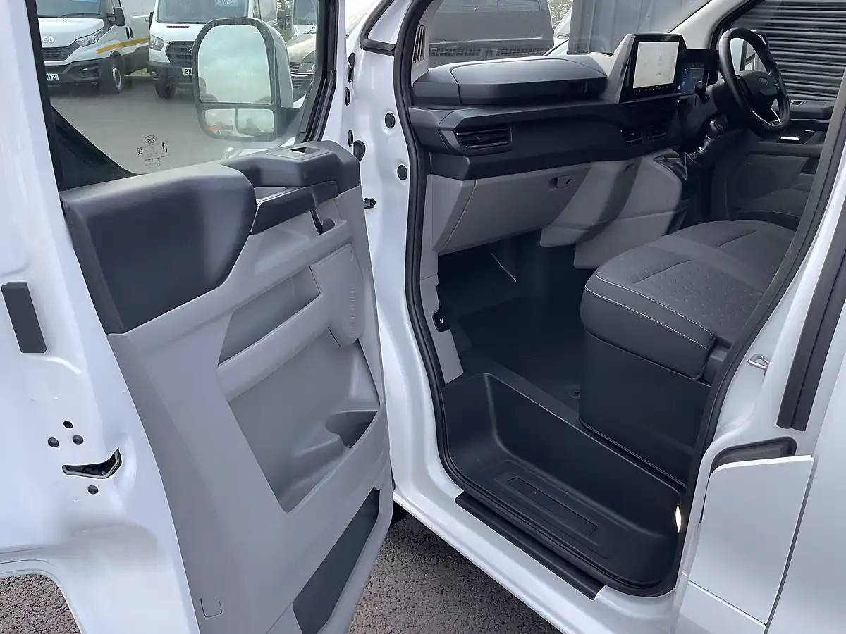 Used 2025 Ford Transit Custom Limited Swb White - Interior and Exterior details 14