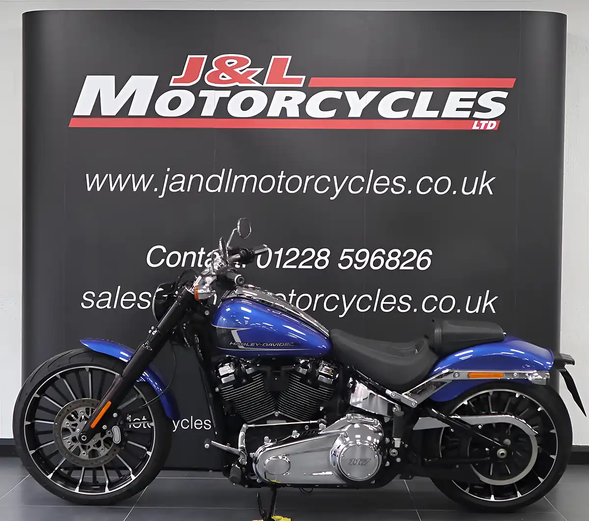 Used 2025 Harley Davidson Breakout Blue - Interior and Exterior details 6