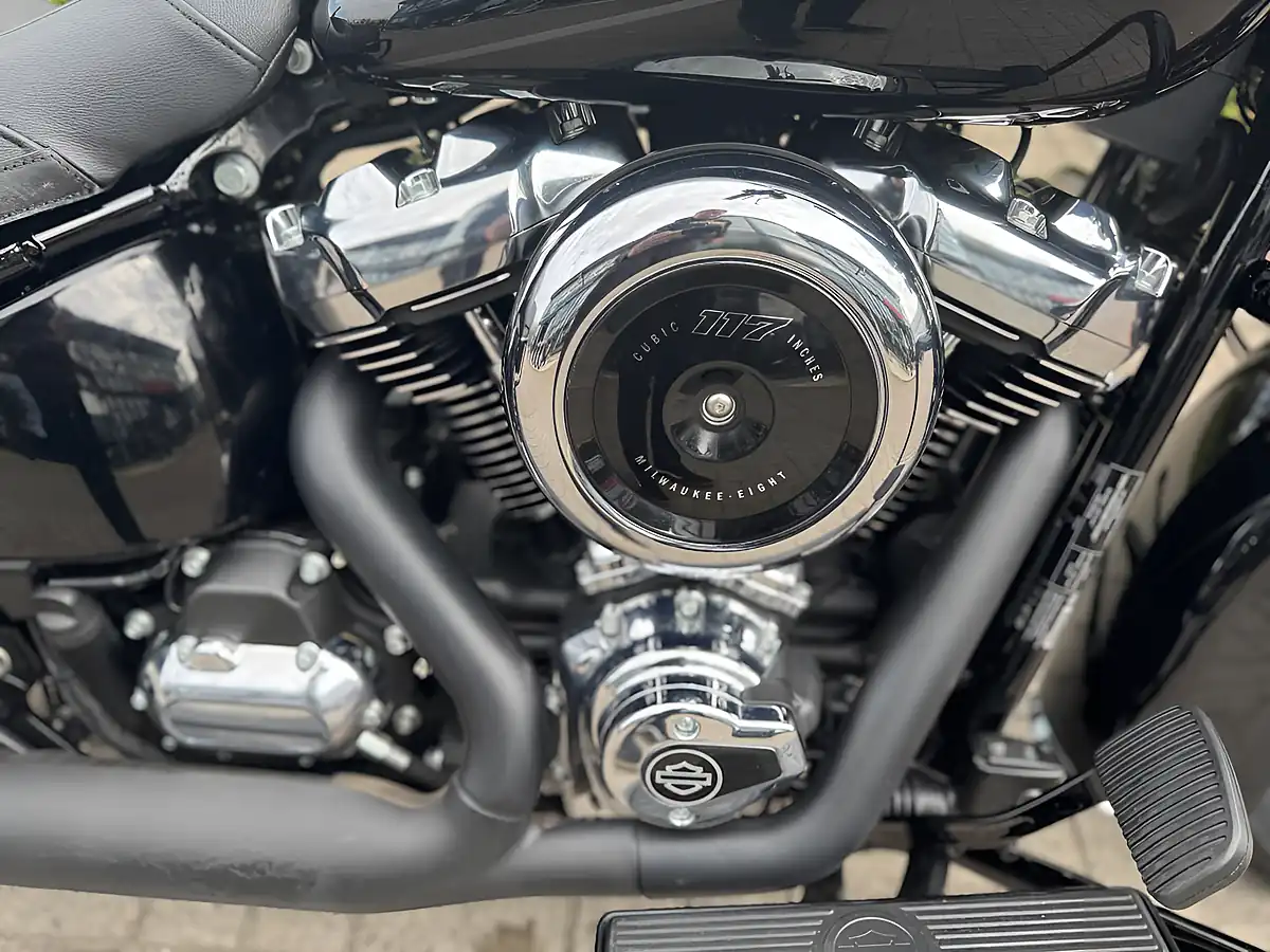 Used 2025 Harley-Davidson Heritage Classic Black - Interior and Exterior details 13