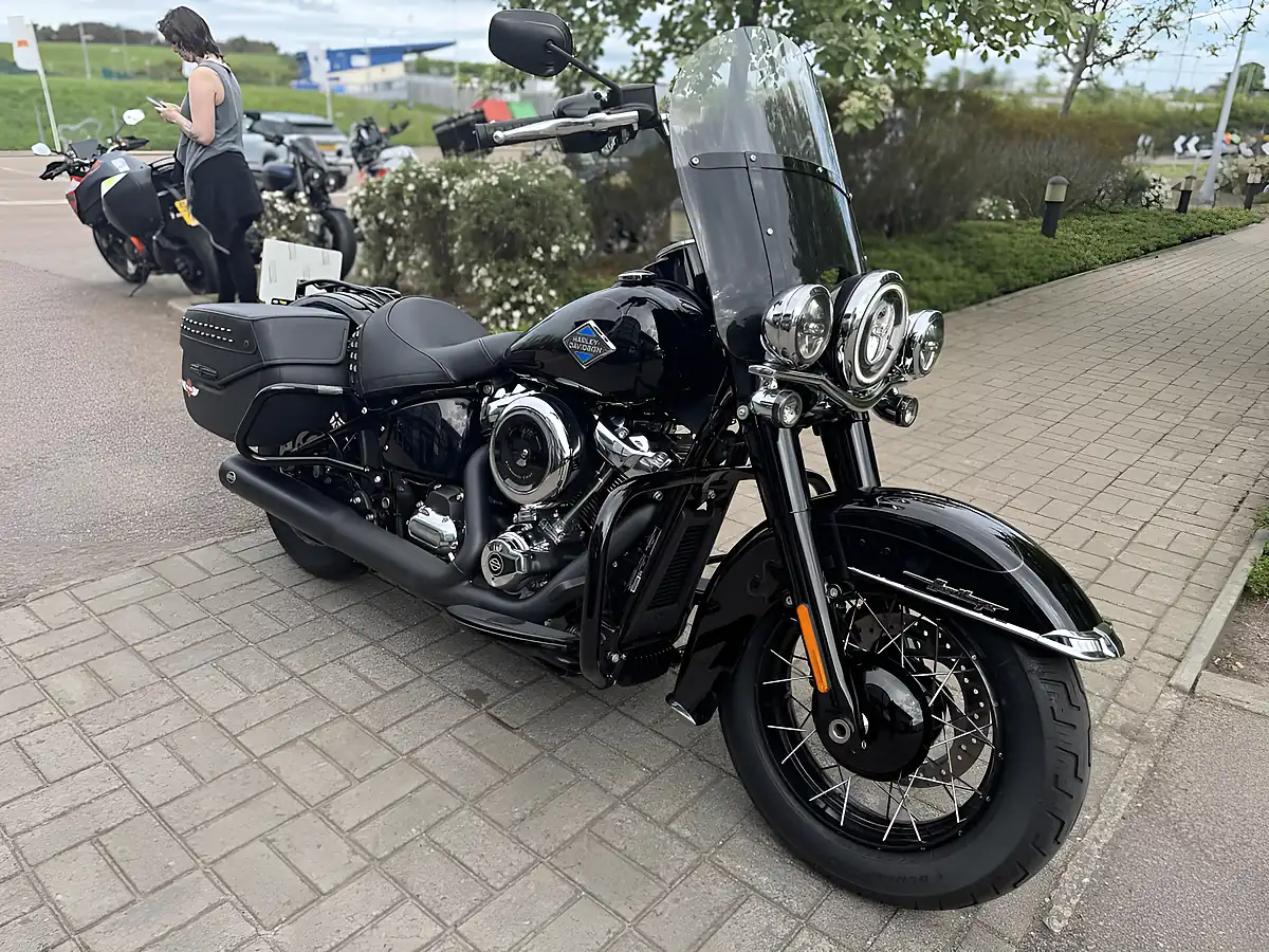 Used 2025 Harley-Davidson Heritage Classic Black - Interior and Exterior details 3