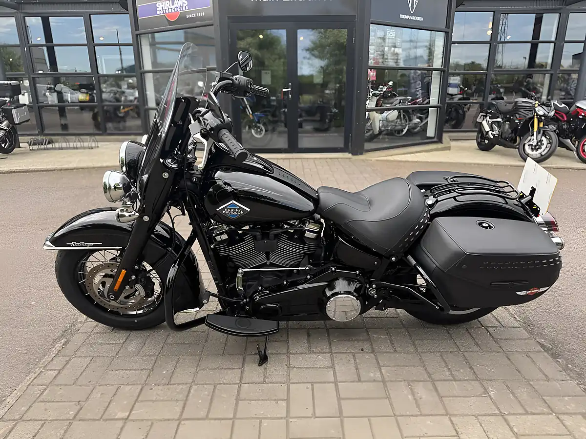 Used 2025 Harley-Davidson Heritage Classic Black - Interior and Exterior details 6