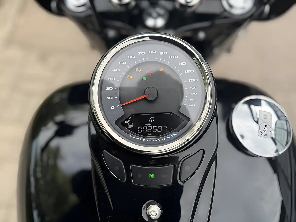 Used 2025 Harley-Davidson Heritage Classic Black - Interior and Exterior details 9