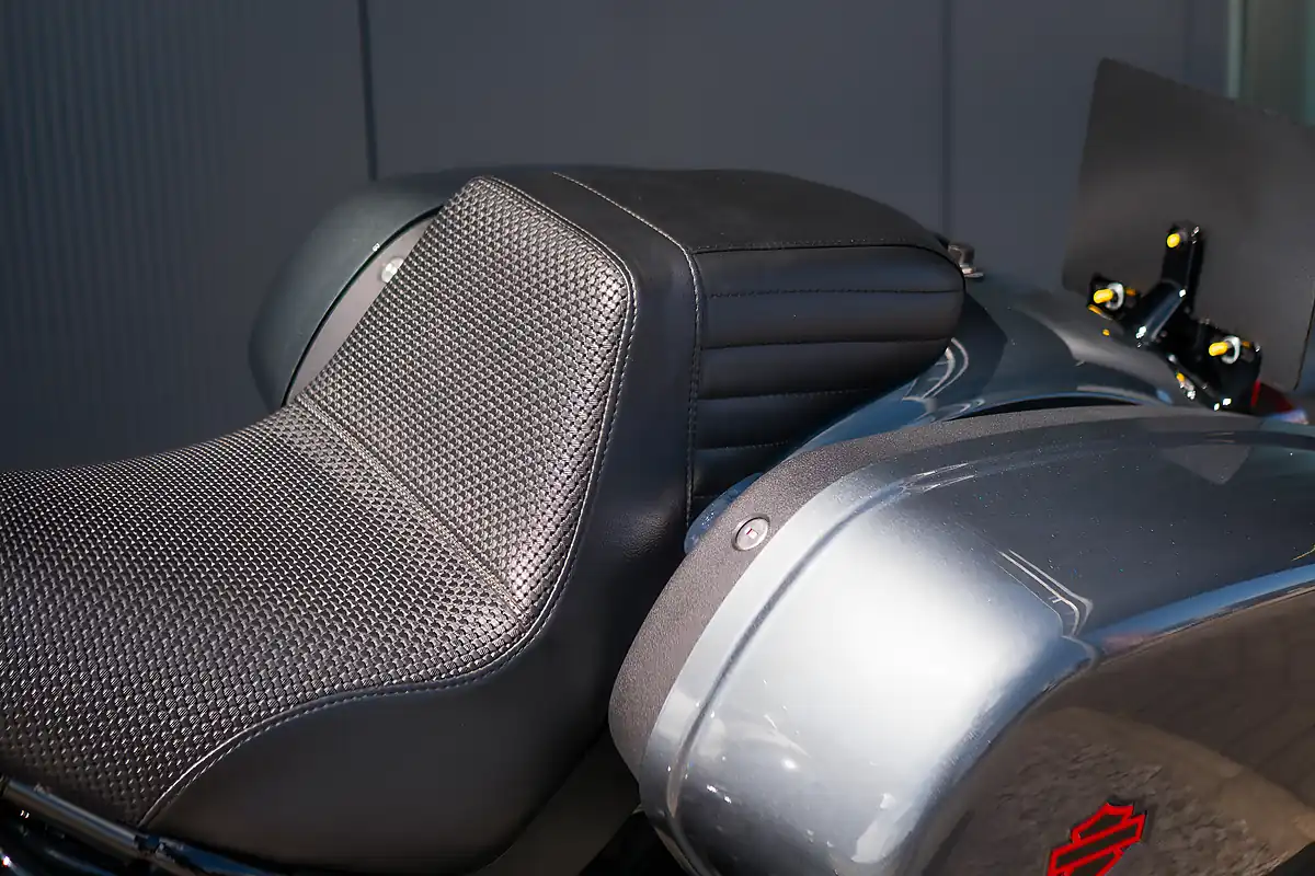 Used 2025 Harley-Davidson Low Rider ST Iron Horse Metallic - Interior and Exterior details 17