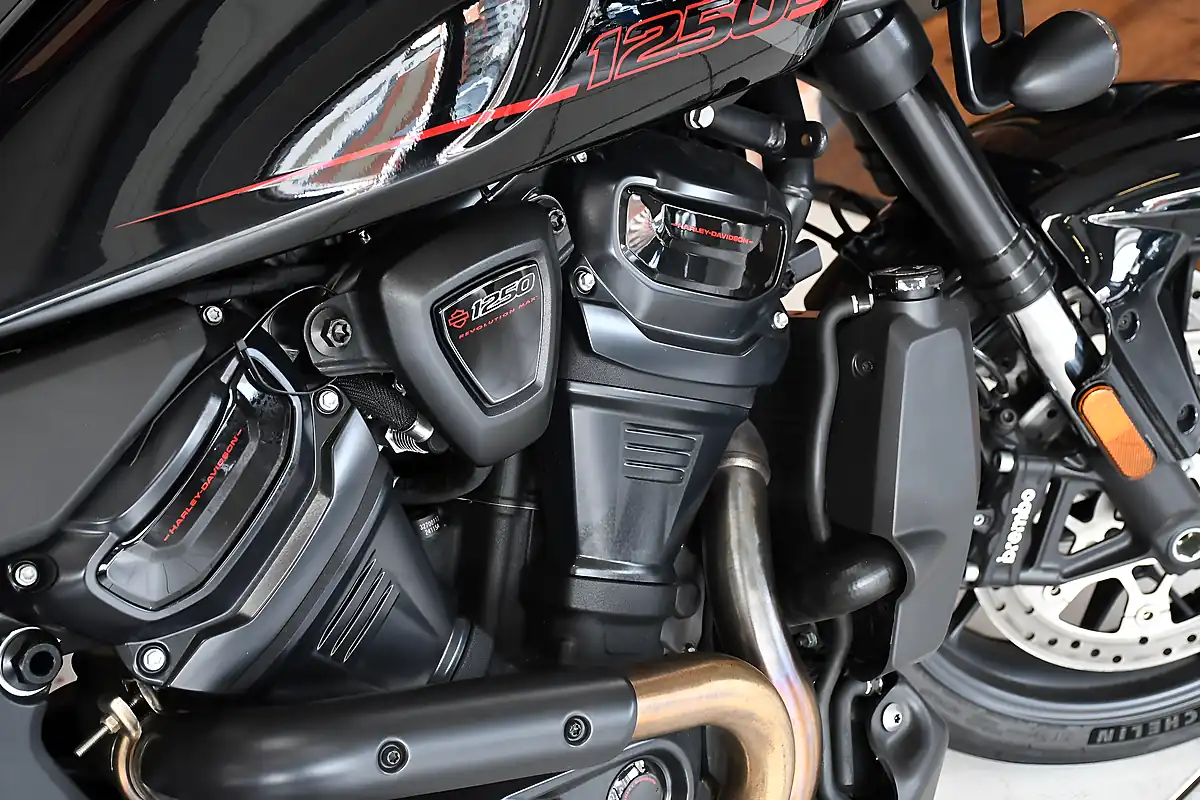Used 2025 Harley-Davidson Pan America ST Vivid Black - Interior and Exterior details 17