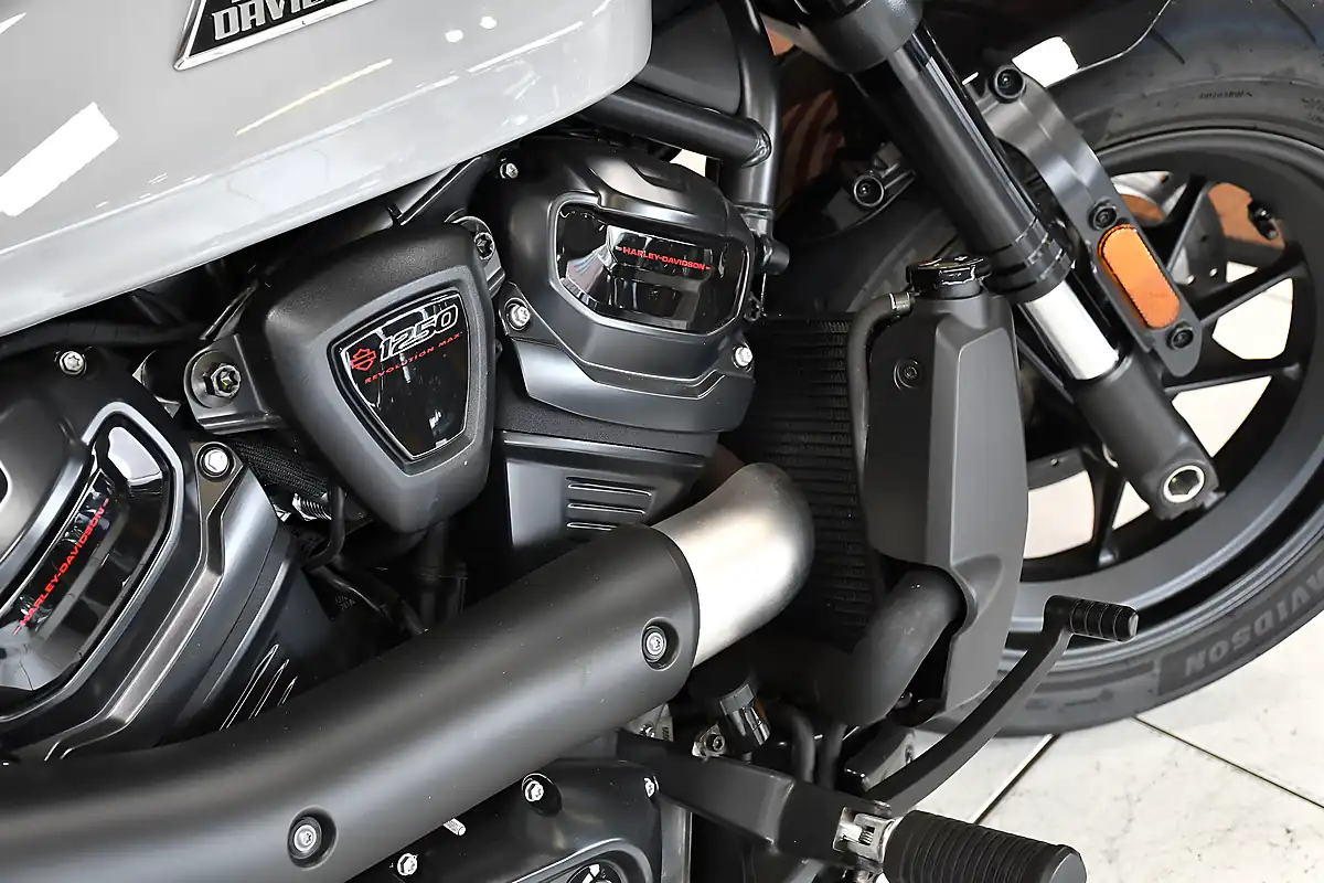 Used 2025 Harley-Davidson Sportster S Billiard Grey - Interior and Exterior details 3