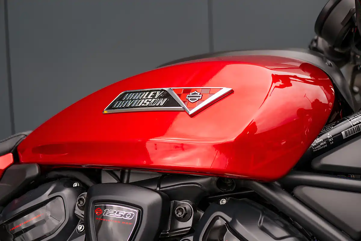 Used 2025 Harley-Davidson Sportster S Brilliant Red - Interior and Exterior details 7