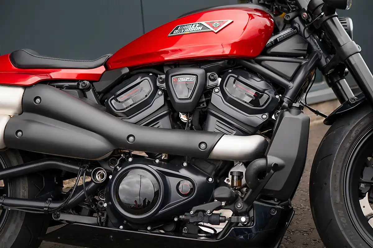 Used 2025 Harley-Davidson Sportster S Brilliant Red - Interior and Exterior details 9