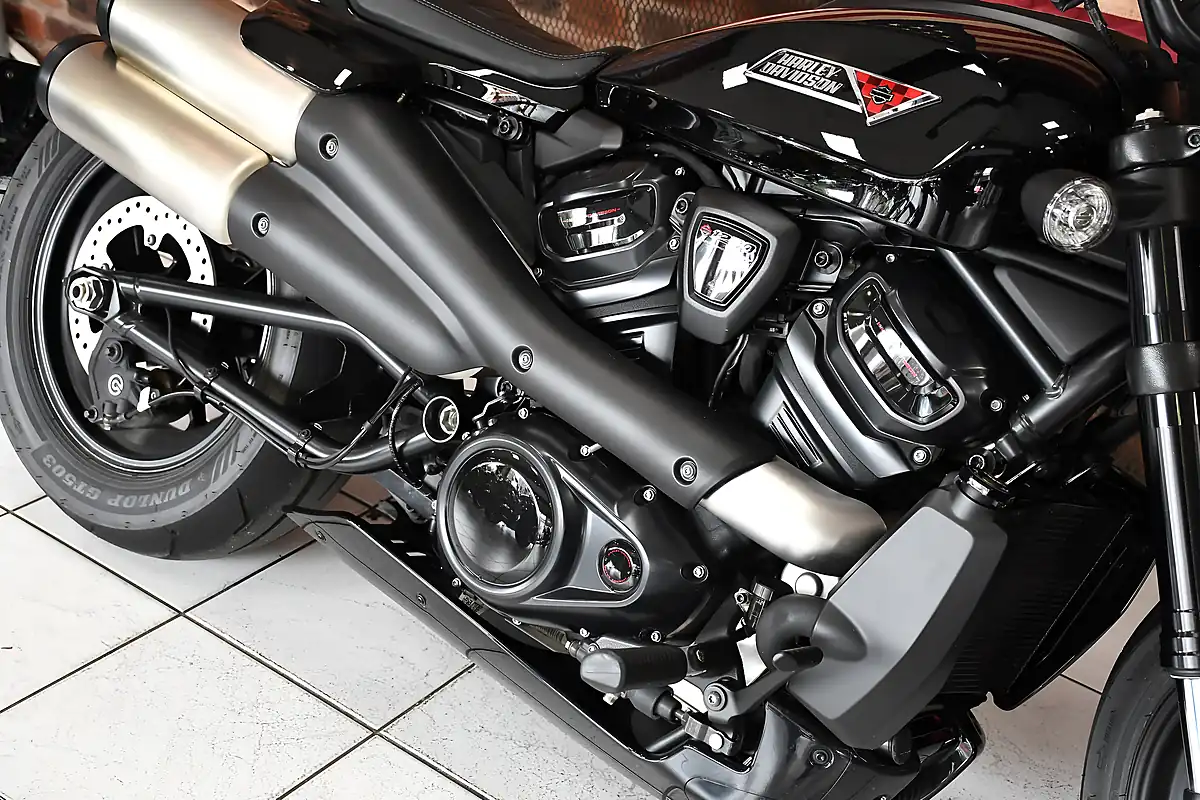 Used 2025 Harley-Davidson Sportster S Vivid Black - Interior and Exterior details 3