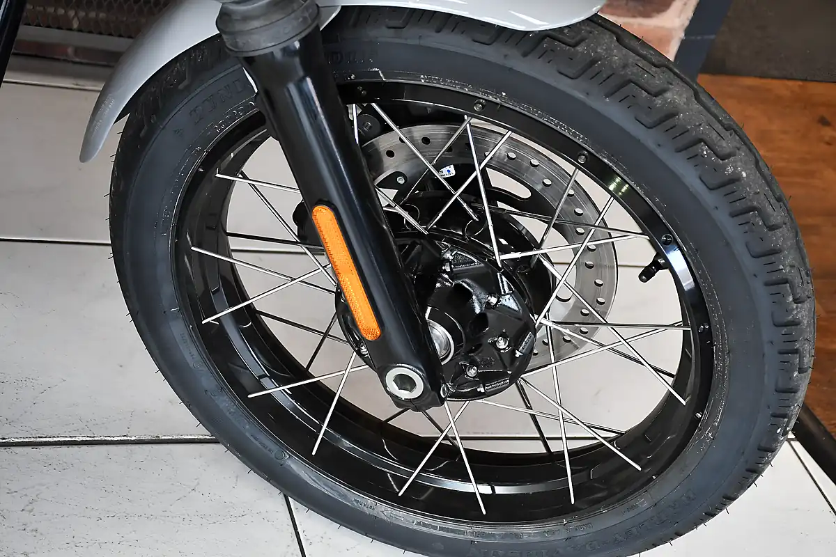 Used 2025 Harley-Davidson Street Bob Billiard Gray - Interior and Exterior details 19