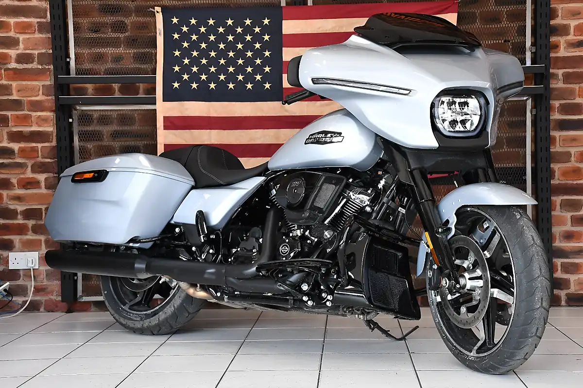 Used 2025 Harley-Davidson Touring Flhx Street Glide Atlast Silver Metallic - Front View