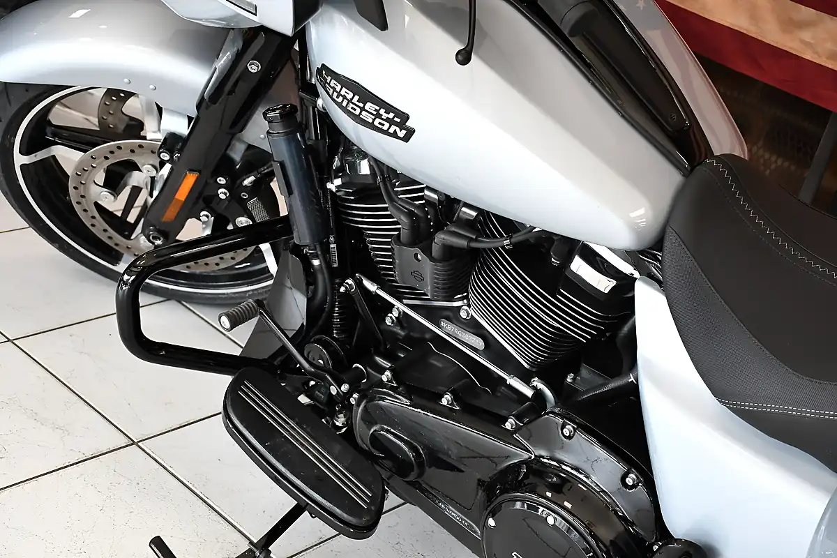 Used 2025 Harley-Davidson Touring Flhx Street Glide Atlast Silver Metallic - Interior and Exterior details 10