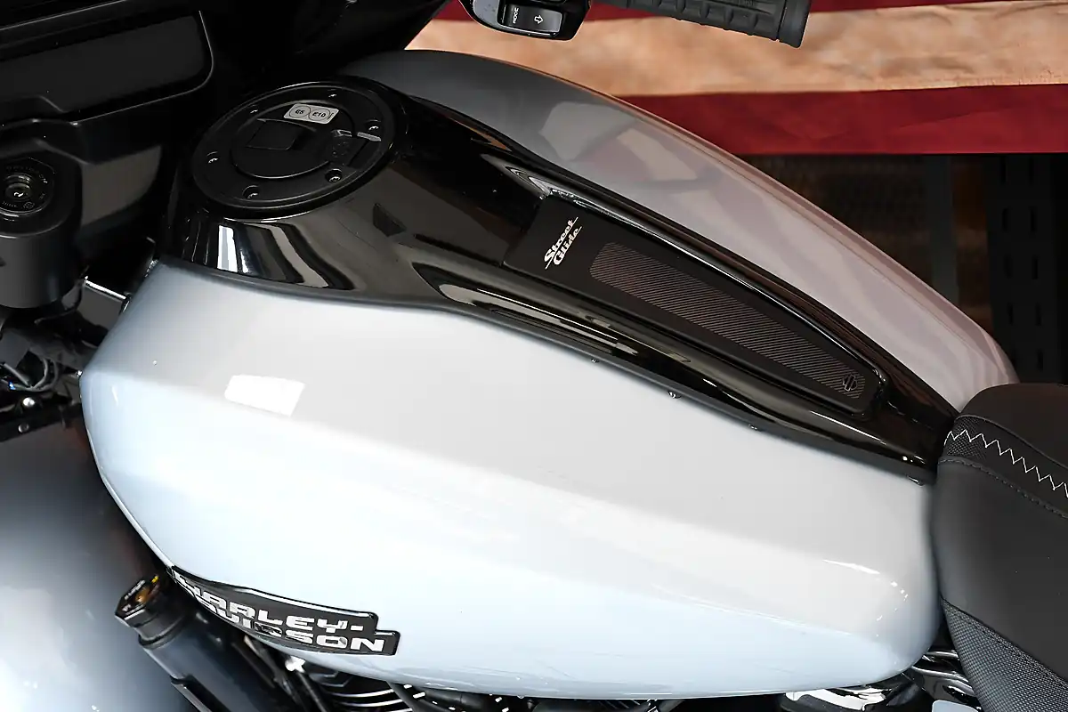 Used 2025 Harley-Davidson Touring Flhx Street Glide Atlast Silver Metallic - Interior and Exterior details 11