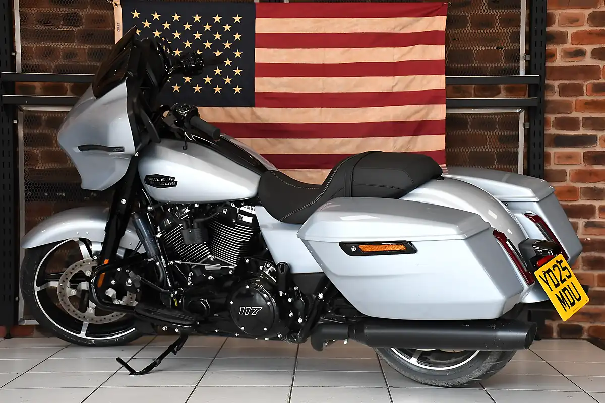 Used 2025 Harley-Davidson Touring Flhx Street Glide Atlast Silver Metallic - Interior and Exterior details 12