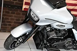 Used 2025 Harley-Davidson Touring Flhx Street Glide Atlast Silver Metallic - Interior and Exterior details 13