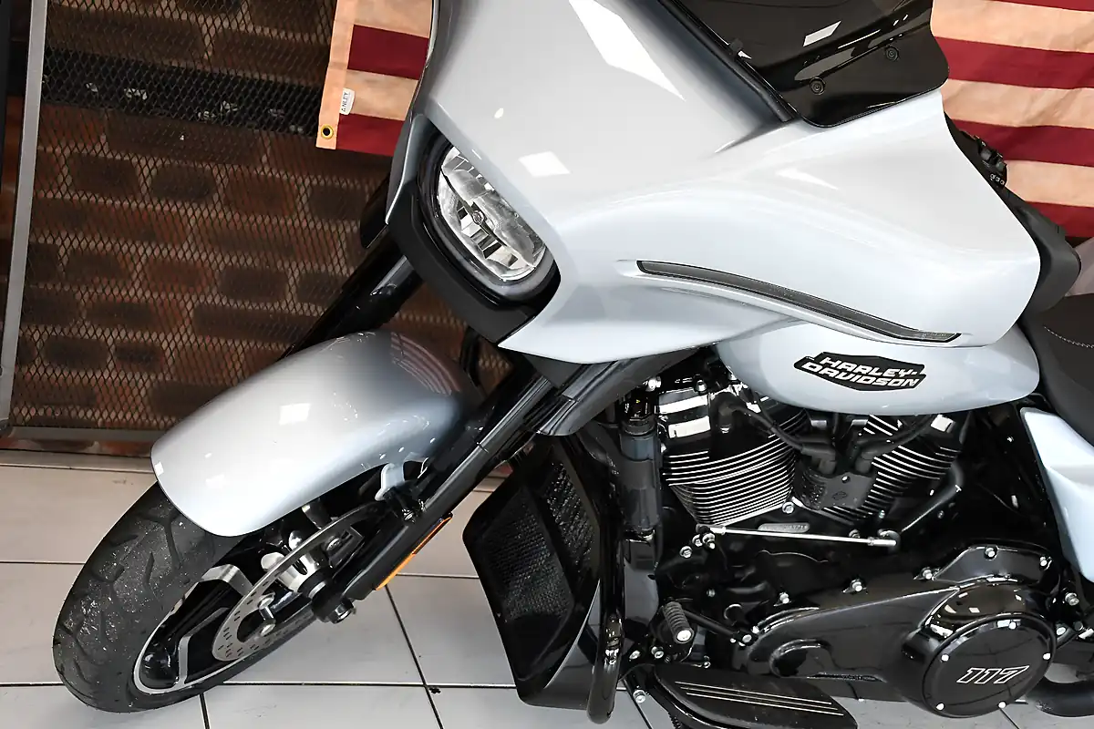 Used 2025 Harley-Davidson Touring Flhx Street Glide Atlast Silver Metallic - Interior and Exterior details 13