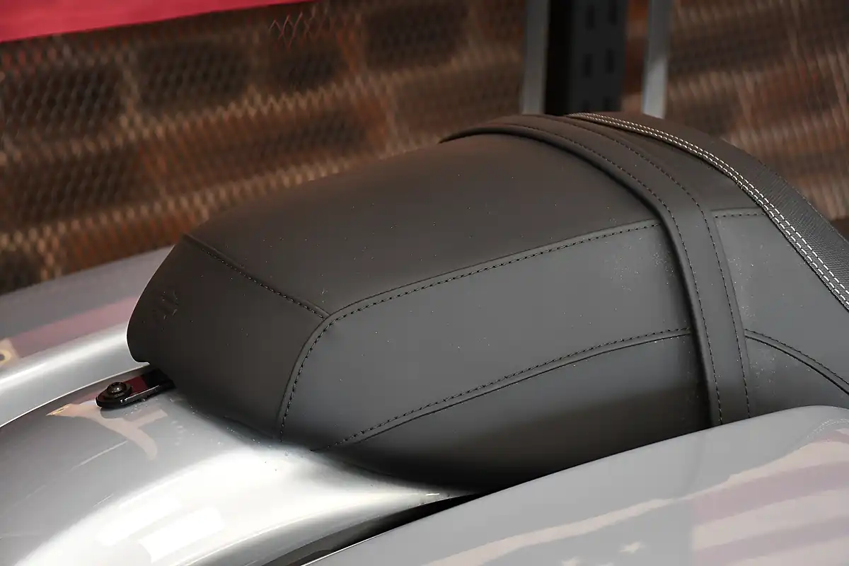 Used 2025 Harley-Davidson Touring Flhx Street Glide Atlast Silver Metallic - Interior and Exterior details 16
