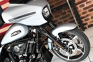 Used 2025 Harley-Davidson Touring Flhx Street Glide Atlast Silver Metallic - Interior and Exterior details 18