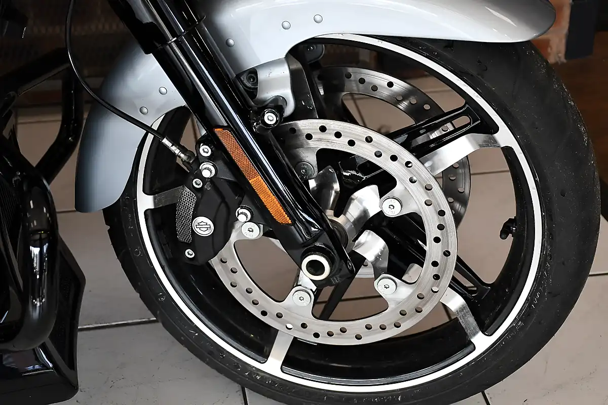 Used 2025 Harley-Davidson Touring Flhx Street Glide Atlast Silver Metallic - Interior and Exterior details 19