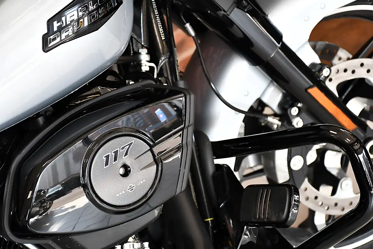 Used 2025 Harley-Davidson Touring Flhx Street Glide Atlast Silver Metallic - Interior and Exterior details 3