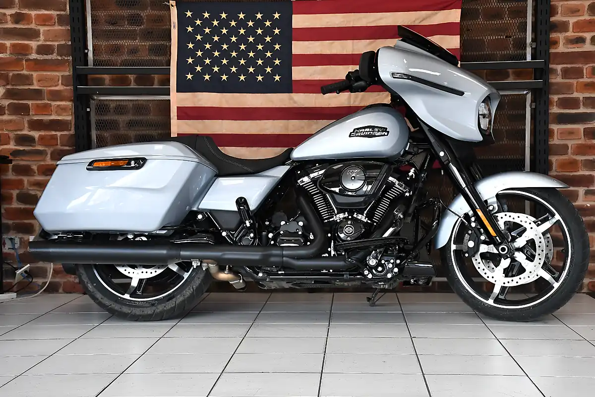 Used 2025 Harley-Davidson Touring Flhx Street Glide Atlast Silver Metallic - Interior and Exterior details 6