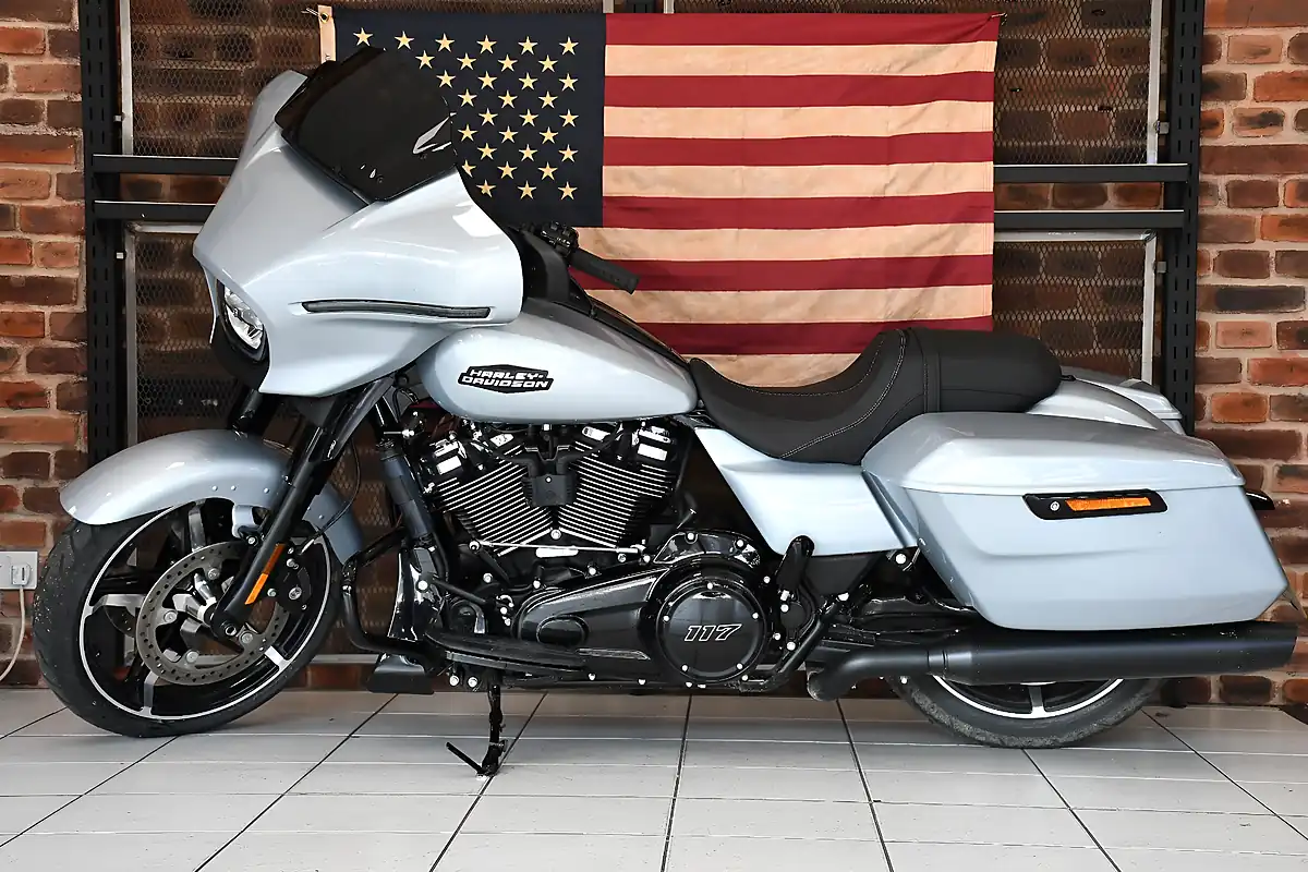 Used 2025 Harley-Davidson Touring Flhx Street Glide Atlast Silver Metallic - Interior and Exterior details 7