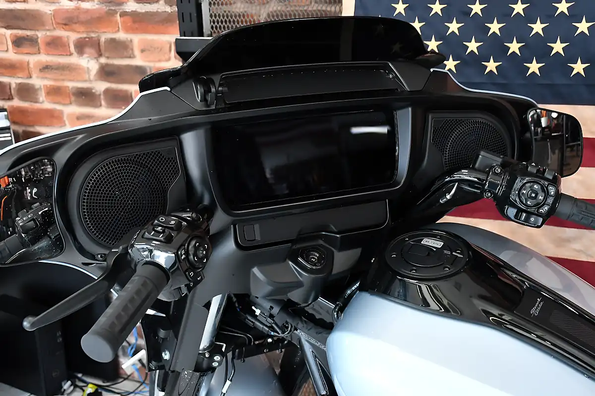 Used 2025 Harley-Davidson Touring Flhx Street Glide Atlast Silver Metallic - Interior and Exterior details 8