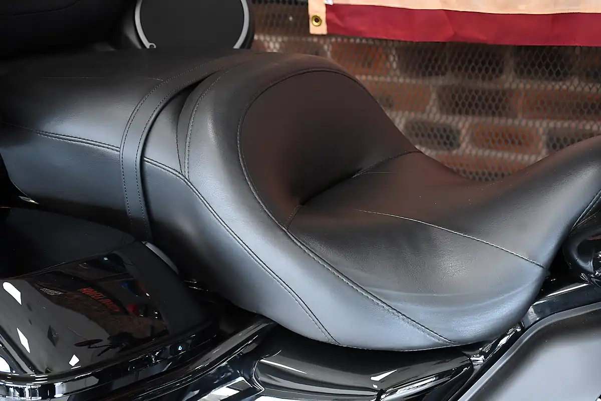 Used 2025 Harley-Davidson Touring Fltrk Road Glide Limited Vivid Black - Interior and Exterior details 16