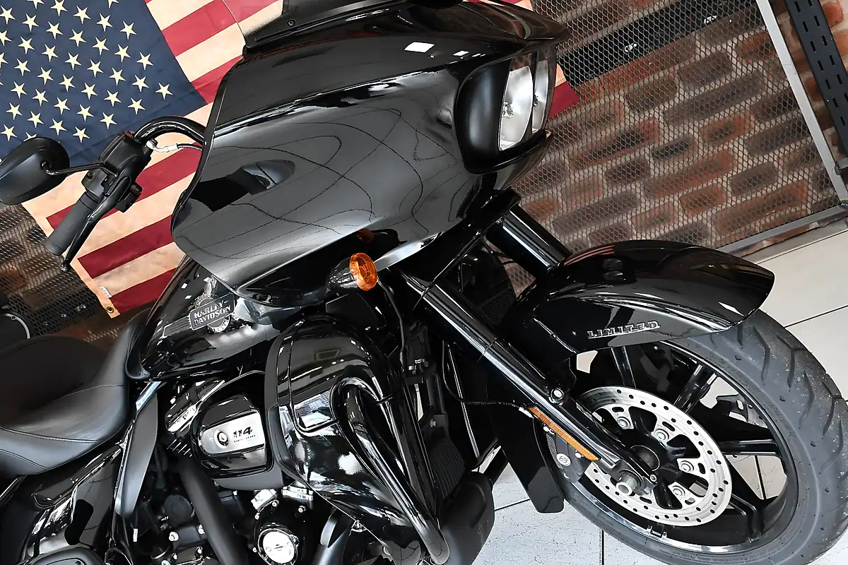 Used 2025 Harley-Davidson Touring Fltrk Road Glide Limited Vivid Black - Interior and Exterior details 4