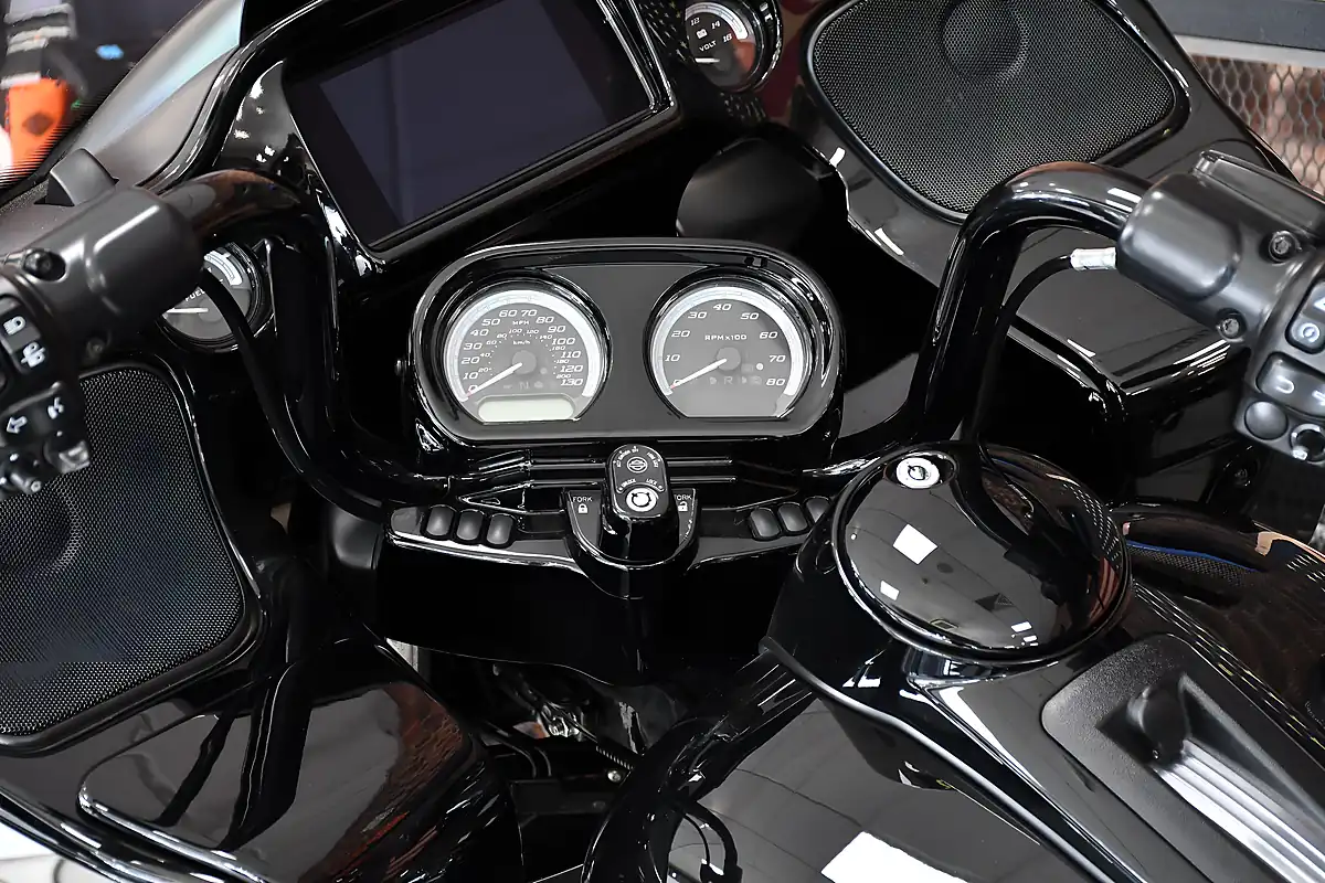 Used 2025 Harley-Davidson Touring Fltrk Road Glide Limited Vivid Black - Interior and Exterior details 8