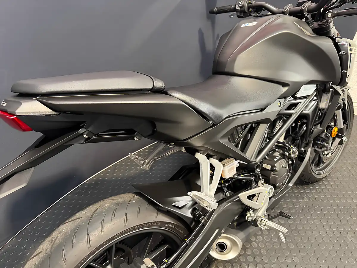 Used 2025 Honda CB125R - Interior and Exterior details 11