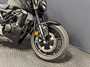 Used 2025 Honda CB125R - Interior and Exterior details 6