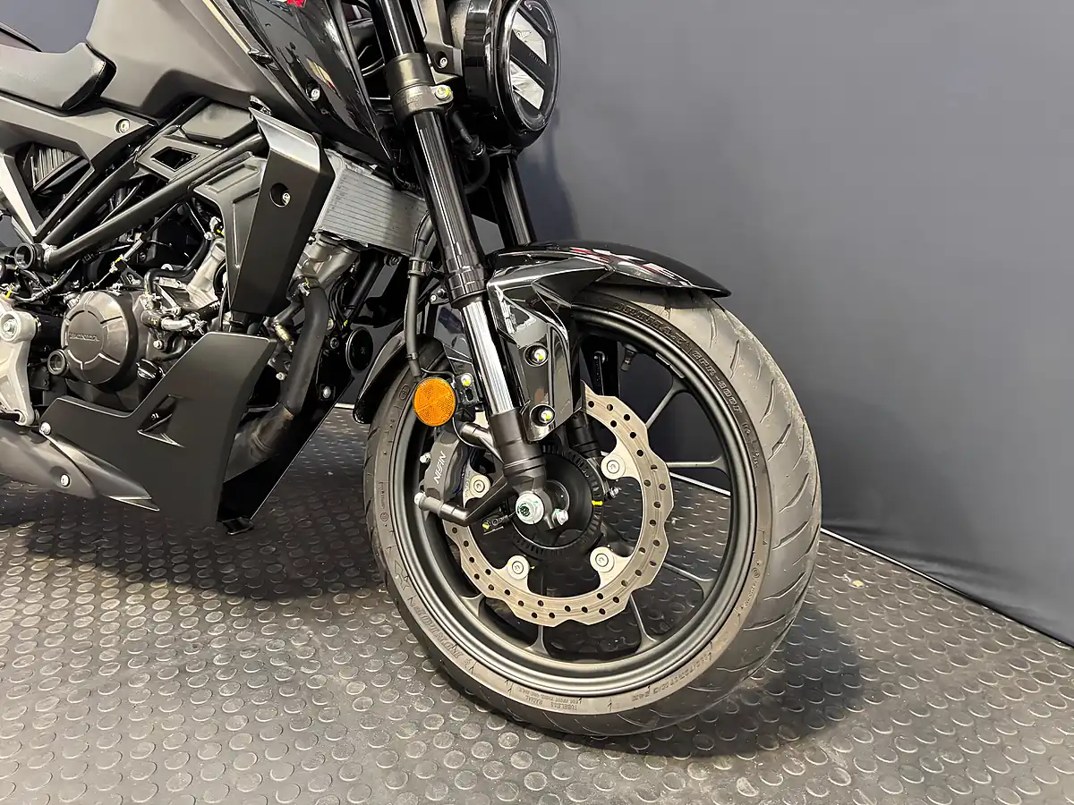 Used 2025 Honda CB125R - Interior and Exterior details 6
