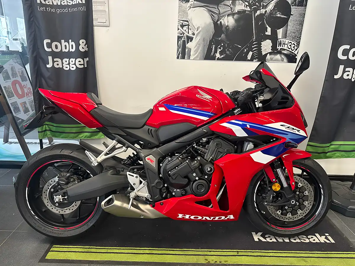 Used 2025 Honda CBR650R Sports Red - Front View