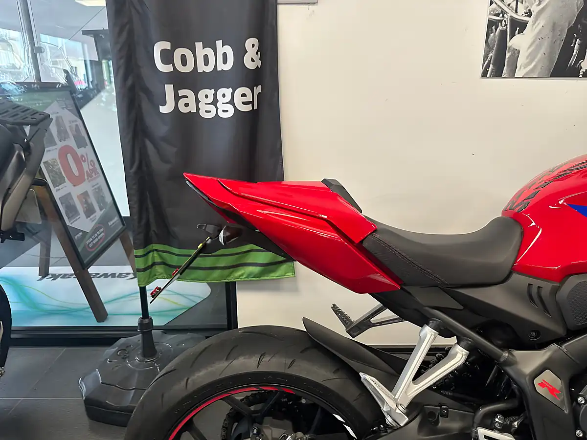 Used 2025 Honda CBR650R Sports Red - Interior and Exterior details 3