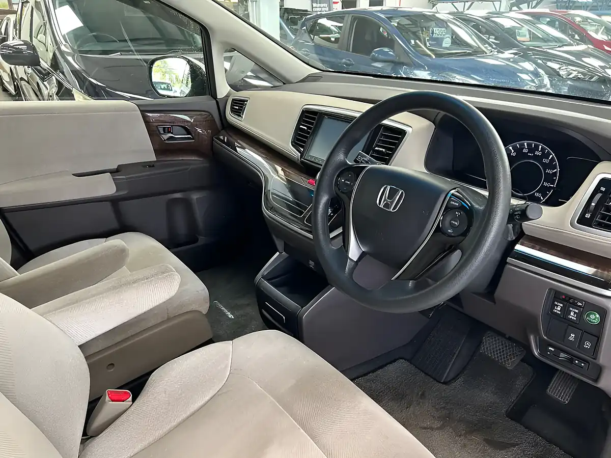 Used 2025 Honda Odyssey Luxury - Interior and Exterior details 13