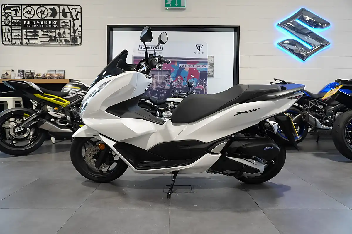 Used 2025 Honda Pcx 125 Pcx White Metallic - Interior and Exterior details 2