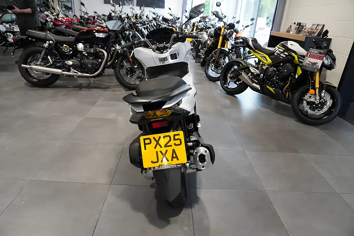 Used 2025 Honda Pcx 125 Pcx White Metallic - Interior and Exterior details 4