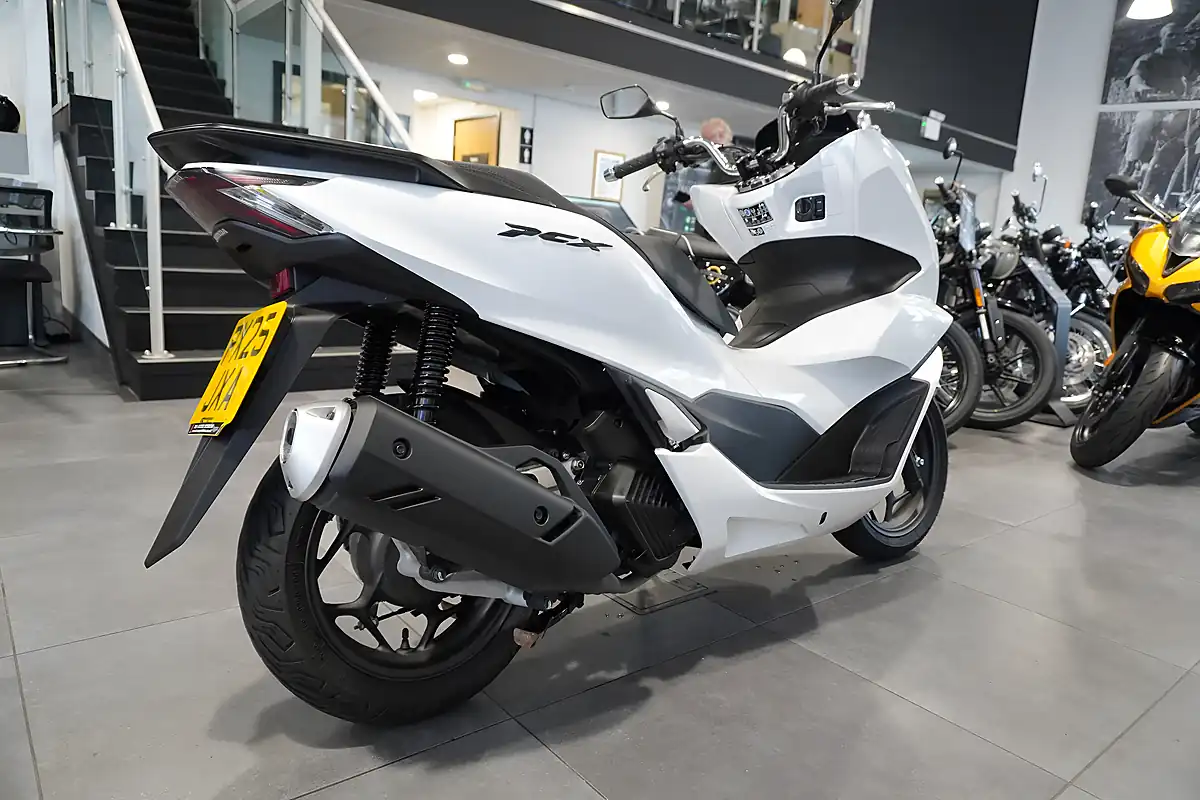 Used 2025 Honda Pcx 125 Pcx White Metallic - Interior and Exterior details 5
