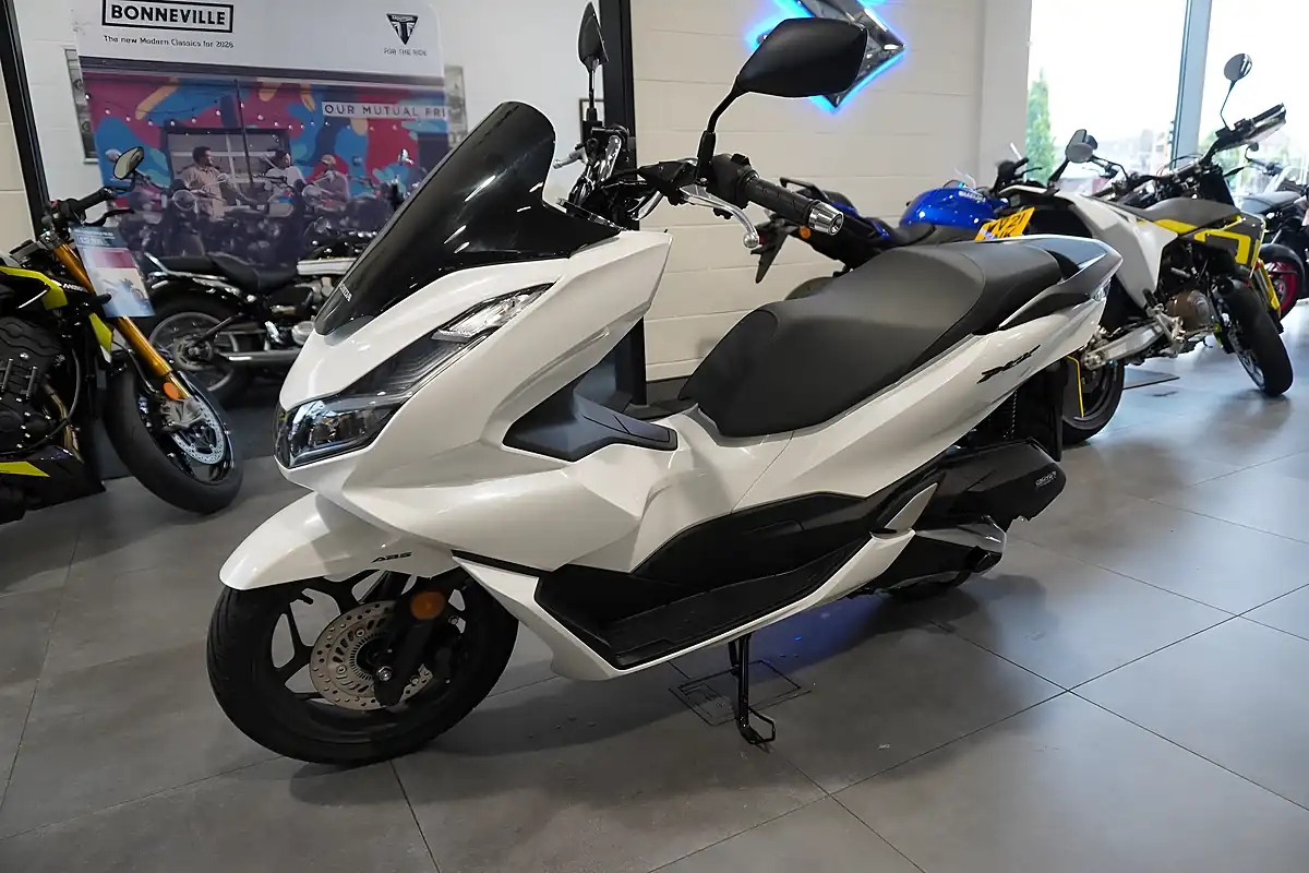 Used 2025 Honda Pcx 125 Pcx White Metallic - Interior and Exterior details 6