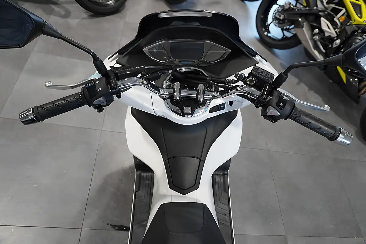 Used 2025 Honda Pcx 125 Pcx White Metallic - Interior and Exterior details 7