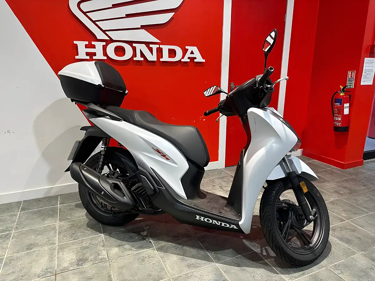 Used 2025 Honda SH125I White - Interior and Exterior details 2
