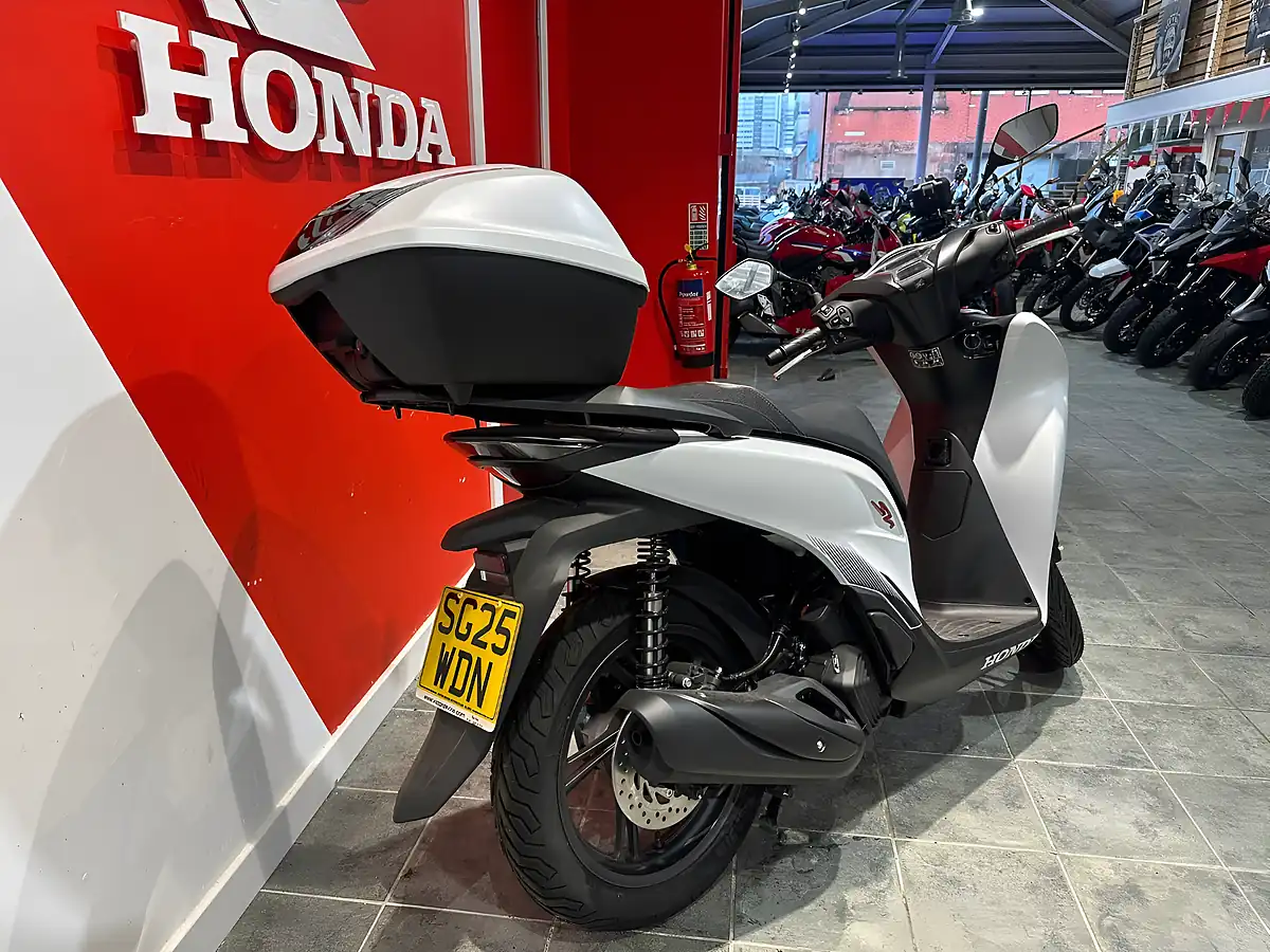 Used 2025 Honda SH125I White - Interior and Exterior details 3