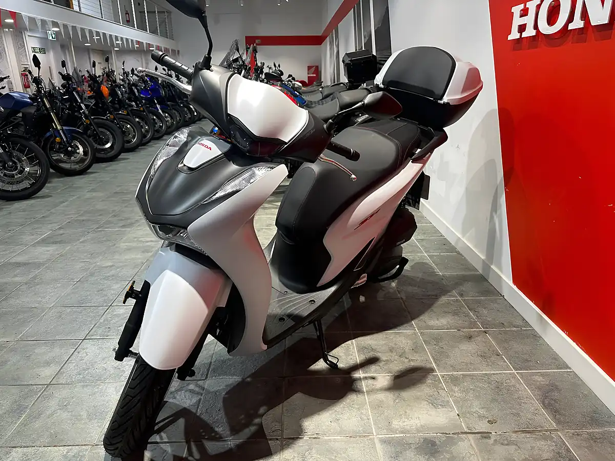 Used 2025 Honda SH125I White - Interior and Exterior details 4