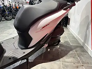 Used 2025 Honda SH125I White - Interior and Exterior details 5