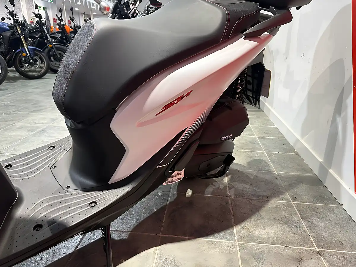 Used 2025 Honda SH125I White - Interior and Exterior details 5